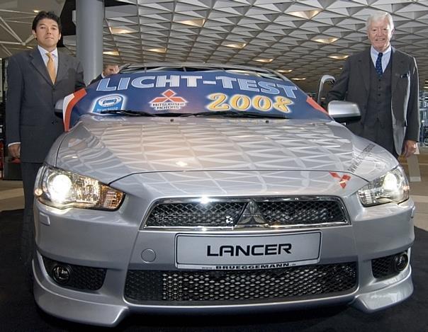 ZDK-Präsident Robert Rademacher (rechts) und Kunihide Kume, Executive Vice President von Mitsubishi Motors Deutschland, mit dem Hauptpreis. Foto: Auto-Reporter/Mitsubishi